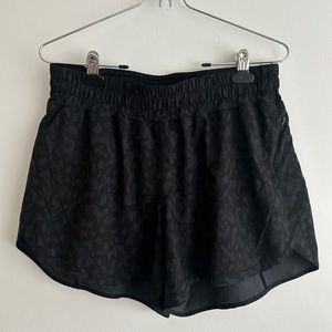 Lululemon high rise short 4’’. Black with pattern. Size 12. Like new.